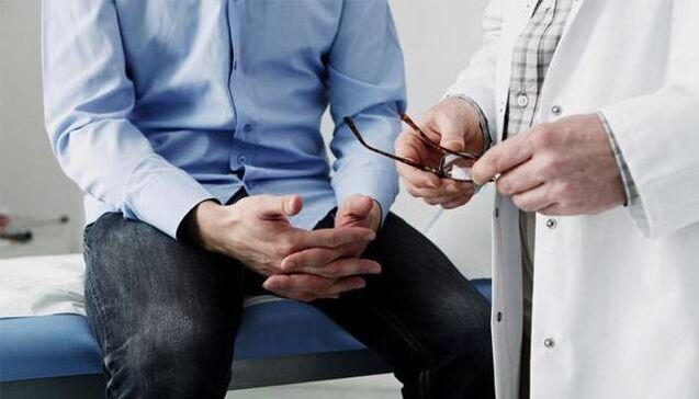 il medico fornisce raccomandazioni al paziente con prostatite