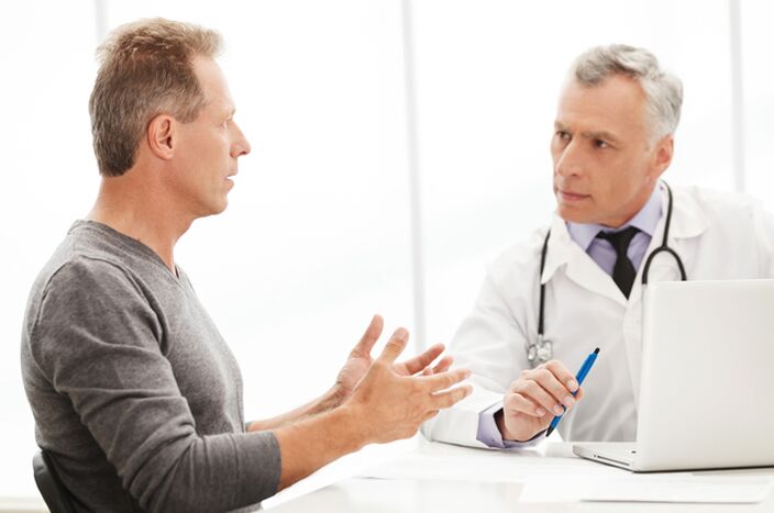 Uomo con prostatite cronica presso lo studio del medico