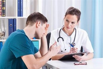 L'urologo prescrive il trattamento per la prostatite