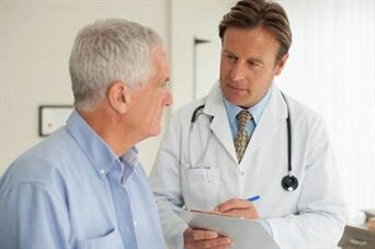 Paziente con prostatite in consultazione con un urologo